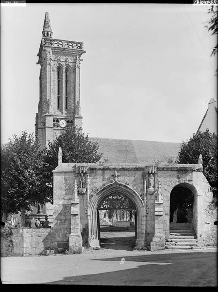 Porte du cimetière et clocher