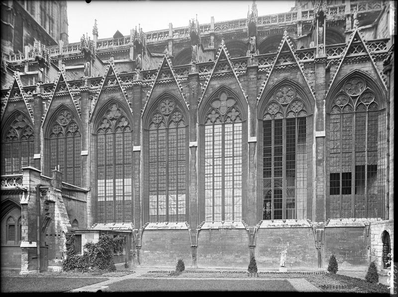 Extérieur de la façade sud, vitraux déposés