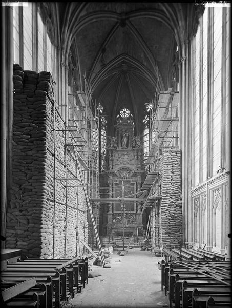 Intérieur de la chapelle absidiale, pose des sacs de sable