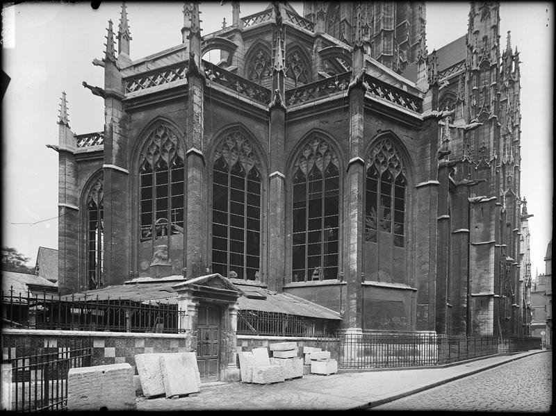 Extérieur de l'abside, dépose de vitraux