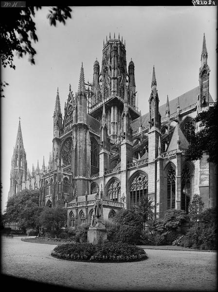 Extérieur de la façade sud, échafaudage sur le carré du transept