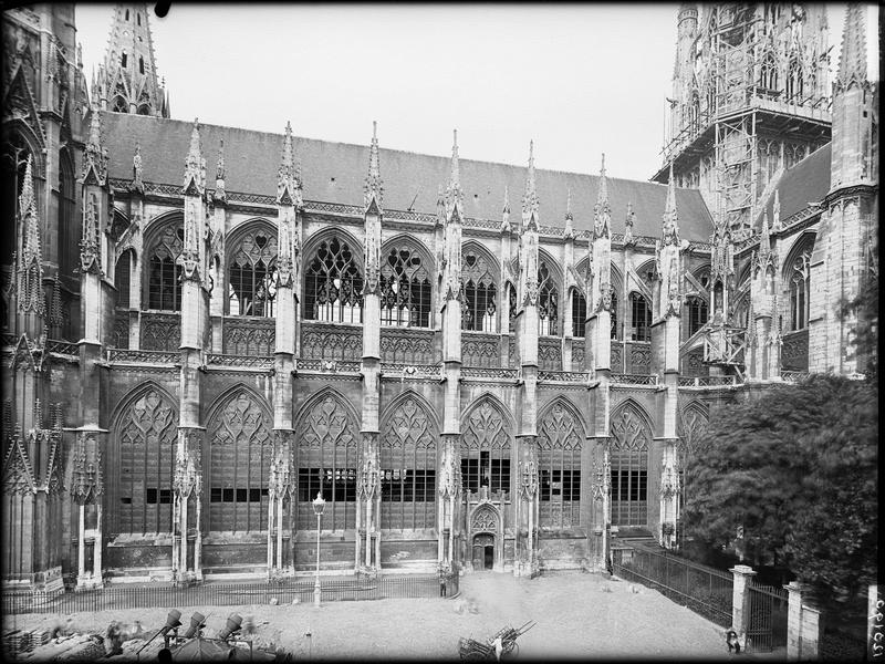 Extérieur de la façade latérale sud de la nef, échafaudage sur le carré du transept