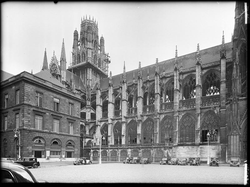 Extérieur de la façade latérale nord de la nef, échafaudage sur le  carré du transept