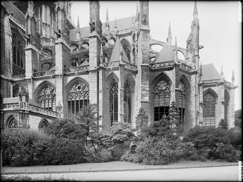 Extérieur de l'abside et choeur, vitraux déposés