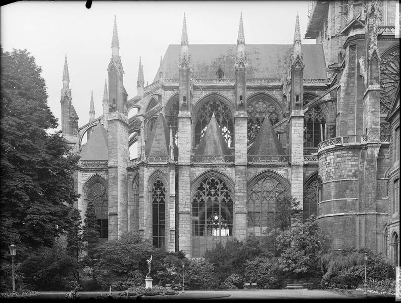 Extérieur de l'abside et choeur, façade latérale nord