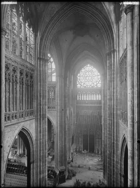 Intérieur du transept, croisillons vers le sud-est, dépose de  vitraux