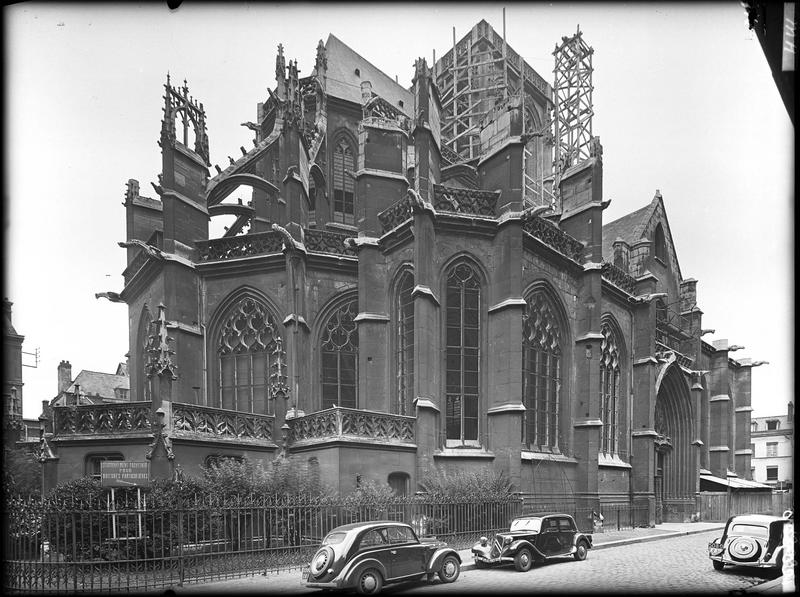 Extérieur, ensemble nord-est, échafaudages de la tour du carré du  transept