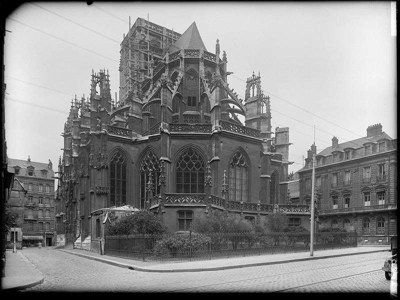 Extérieur, échafaudages de l'abside