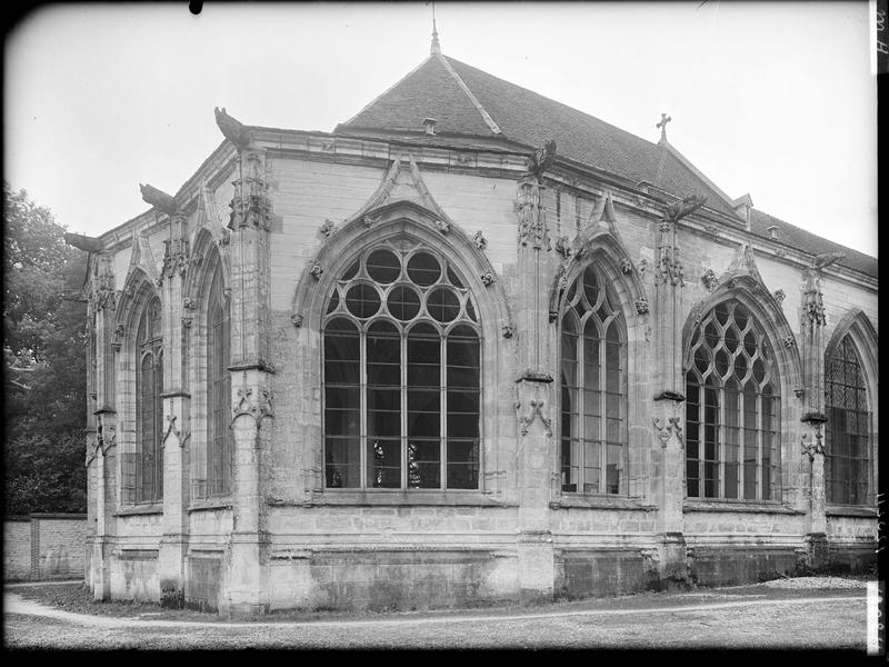 Extérieur du chevet, angle nord-est, vitraux déposés