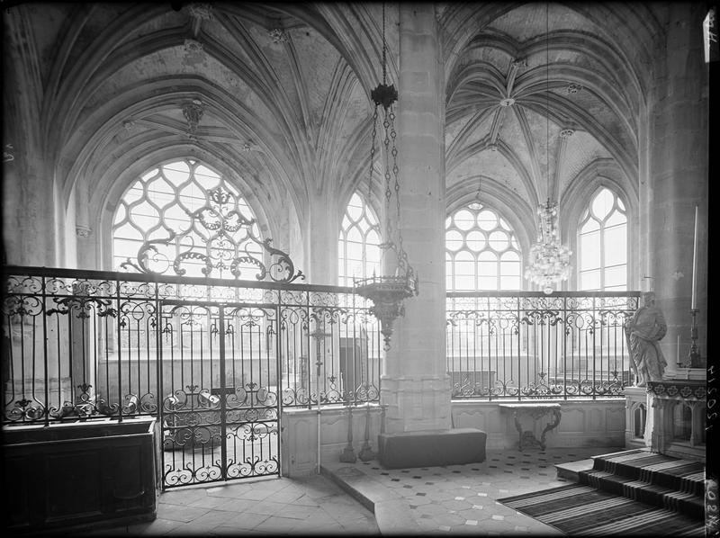 Intérieur du déambulatoire côté nord-est vue du choeur