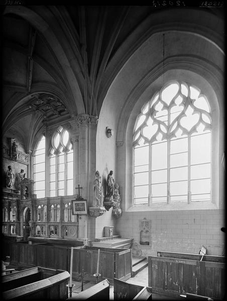 Intérieur, travée du transept et première travée de la nef,  vitraux déposés