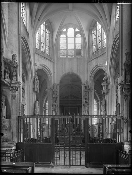 Intérieur du choeur vu vers l'est, dépose de vitraux