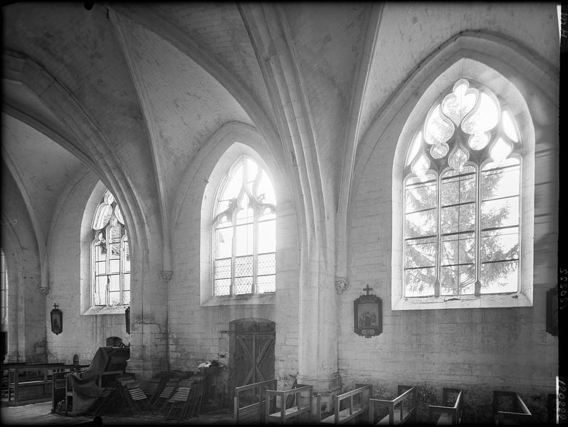 Intérieur, verrières latérales, vitraux déposés