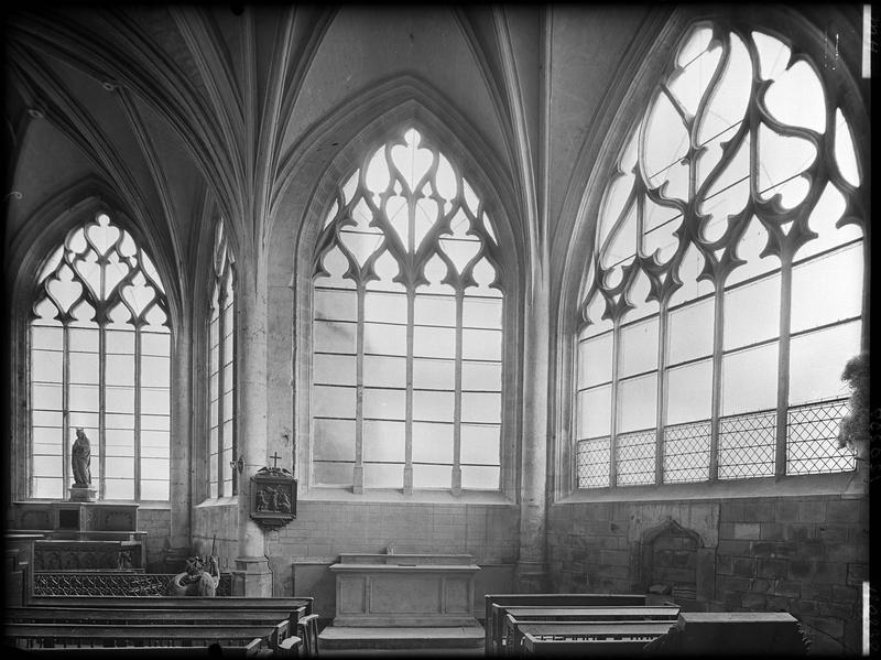 Intérieur de l' abside vue vers l'est, vitraux déposés