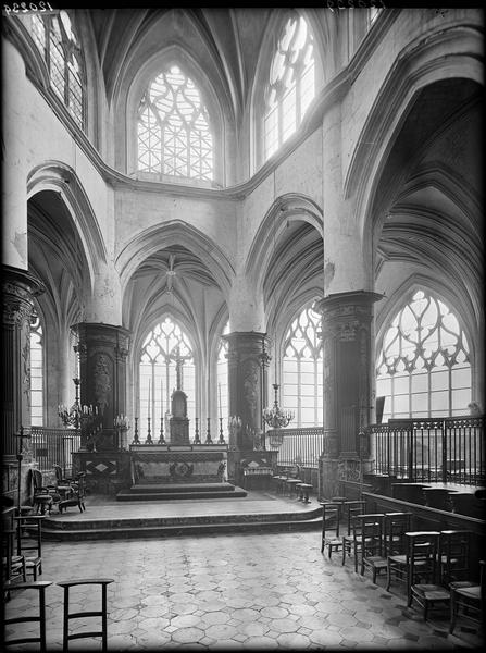 Intérieur du choeur vue vers l'est, vitraux déposés