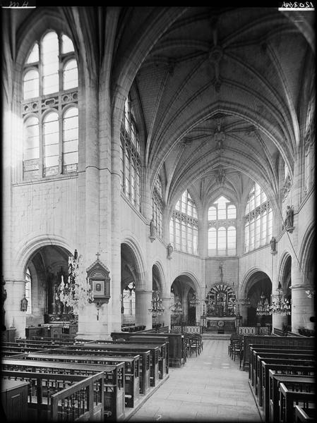 Intérieur du choeur pris du carré du transept vers le nord-est,  vitraux déposés