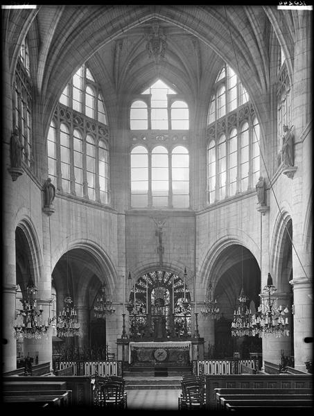 Intérieur du choeur vers le nord-est, vitraux déposés