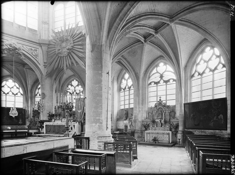 Intérieur du déambulatoire côté sud et choeur vers le nord-est,  vitraux déposés