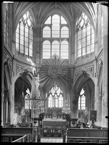 Intérieur du choeur vers l'est, vitraux déposés