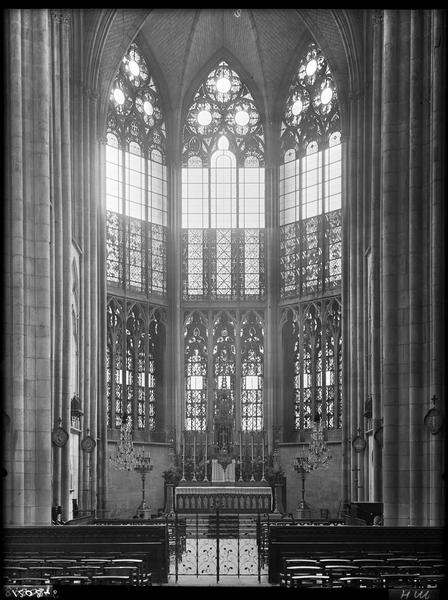 Intérieur de l' abside, vitraux déposés