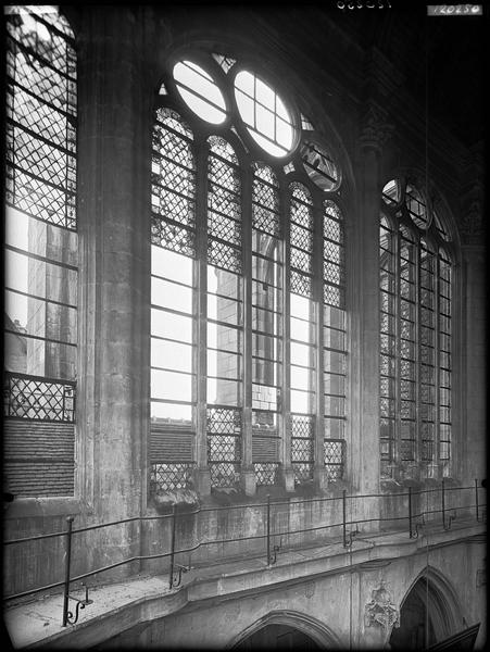 Intérieur, fenêtres hautes, vitraux déposés