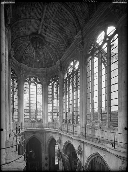 Intérieur du choeur, fenêtres hautes vers le sud-est, vitraux  déposés