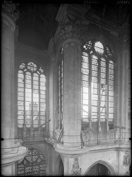 Intérieur du choeur, fenêtres hautes, vitraux déposés