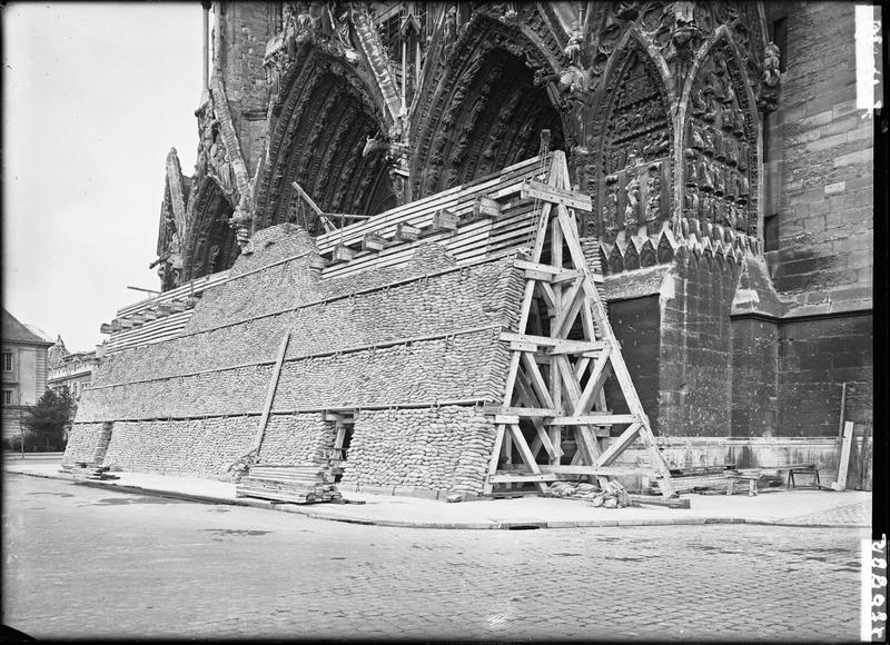 Protection des portails de la façade ouest, vue d'angle