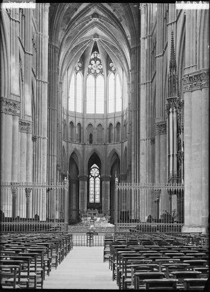 Intérieur du choeur sans vitraux