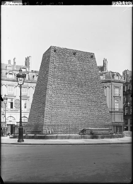 Statue de Louis XIV sous les sacs de sable