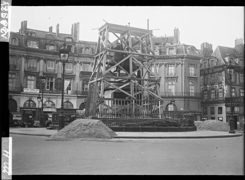 Protection de la statue de Louis XIV