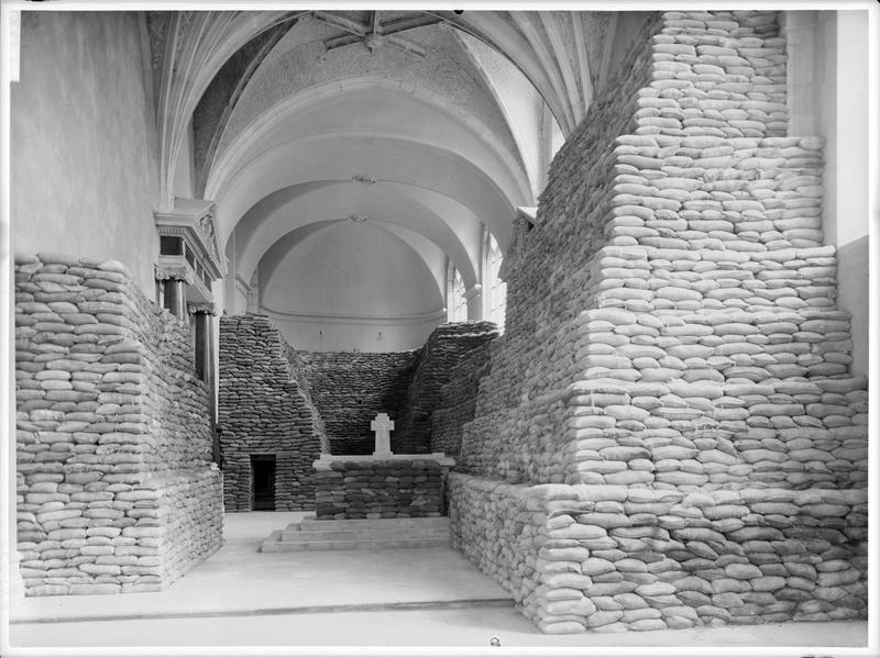 Sacs de sable à l'intérieur du choeur