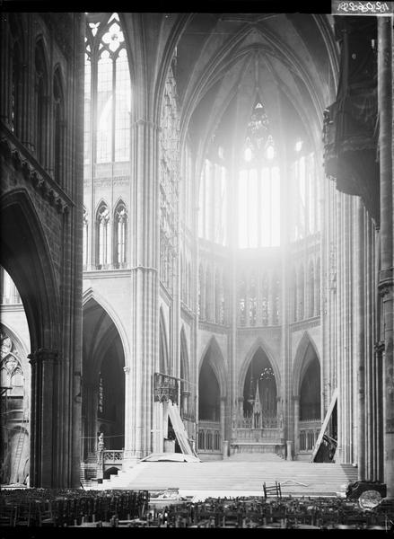 Intérieur du choeur sans vitraux