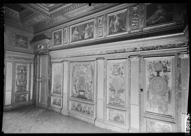 L'oratoire de Madame de la Meilleraye, frise de la galerie des  Femmes Fortes avant le démontage des panneaux