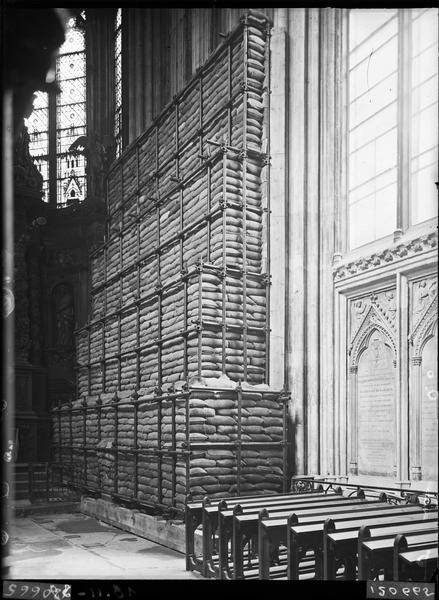 Protection du tombeau des cardinaux d'Amboise à l'intérieur de la chapelle absidale