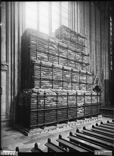 Protection du tombeau des cardinaux d'Amboise à l'intérieur de la chapelle absidale