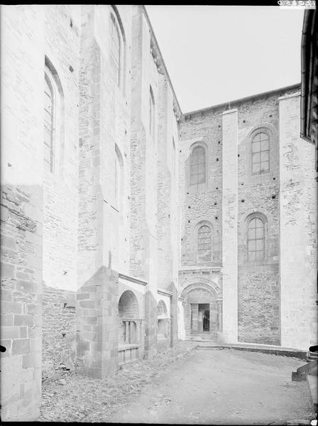 Extérieur, angle du croisillon sud et du mur sud du bas-côté, enfeus