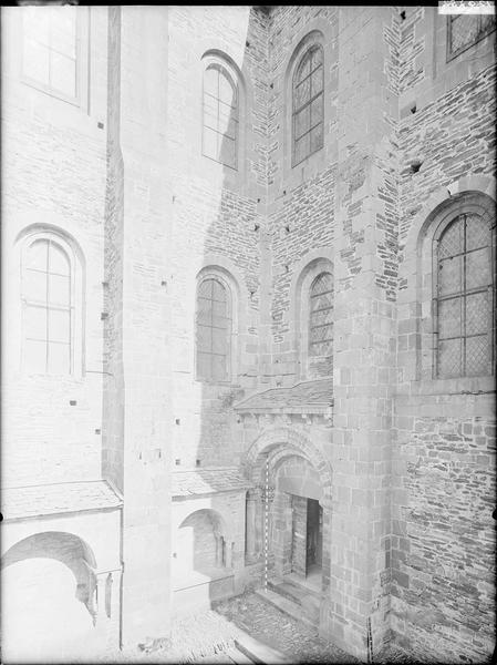 Extérieur, angle du croisillon sud et du mur sud du bas-côté, enfeus