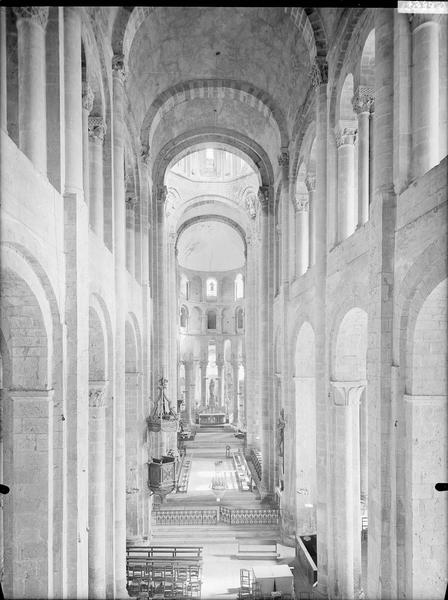 Intérieur de la nef, vue plongeante vers l'ouest