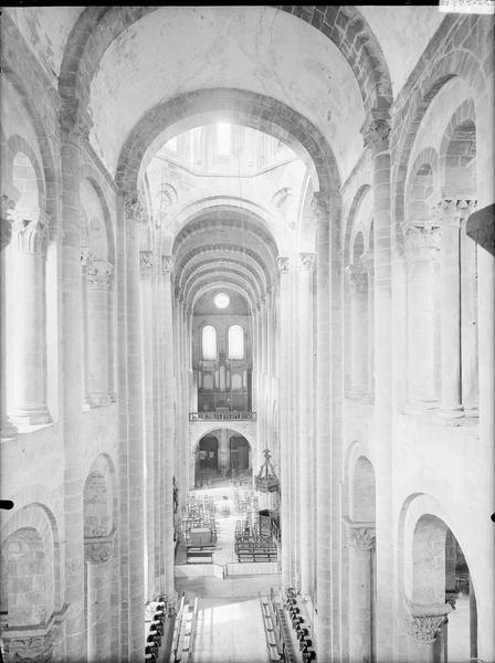 Intérieur de la nef, vue plongeante vers l'est prise de la tribune