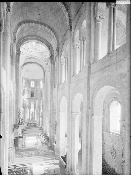 Intérieur de la nef et du choeur, vue plongeante vers le sud-est