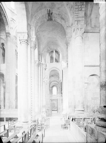 Intérieur du transept, croisillon sud vu vers le nord à travers la grille du choeur