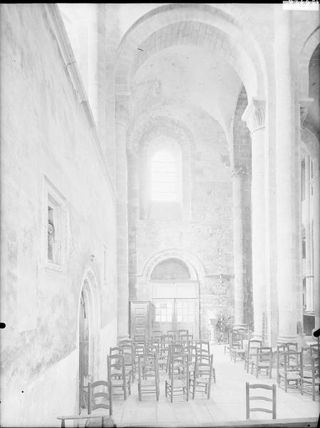 Intérieur, portail ouvrant à l'ouest du croisillon nord