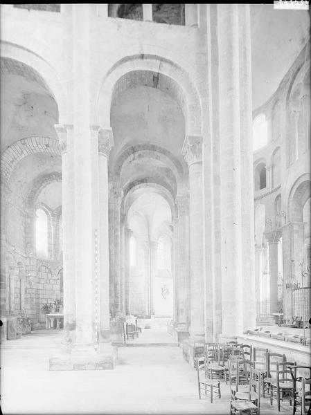 Transept nord, absidiole ouvrant à l'est du croisillon nord, et départ du déambulatoire vers l'est