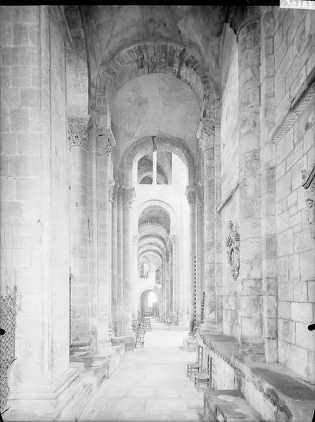 Transept nord, bas-côté nord de la nef vu du déambulatoire vers l'ouest