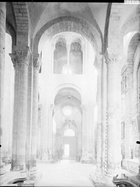 Transept nord, grande arcade surhaussée et tribune, porte nord du croisillon nord vu de l'est vers l'ouest