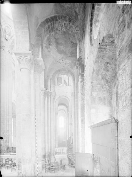 Transept nord, bas-côté ouest du croisillon nord vers le bas-côté du croisillon sud