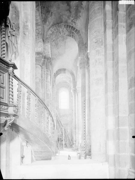 Transept nord, bas-côté ouest et escalier de la chaire