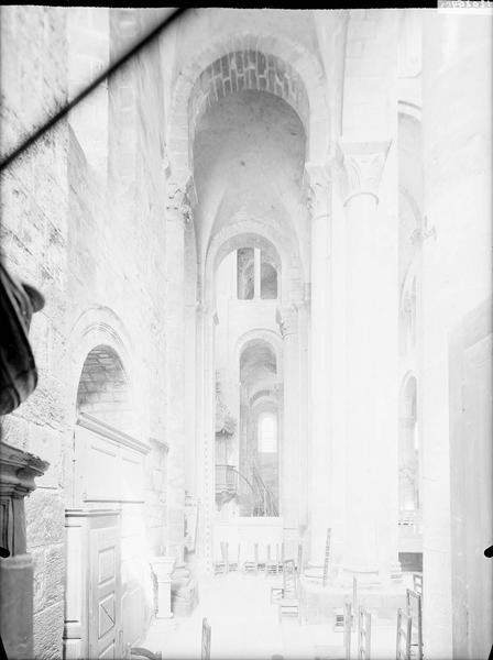 Transept sud, bas-côté ouest vu vers le nord et vers la chaire