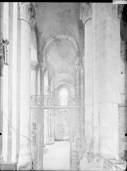 Bas-côté est du transept nord vu vers le nord à travers une grille du choeur